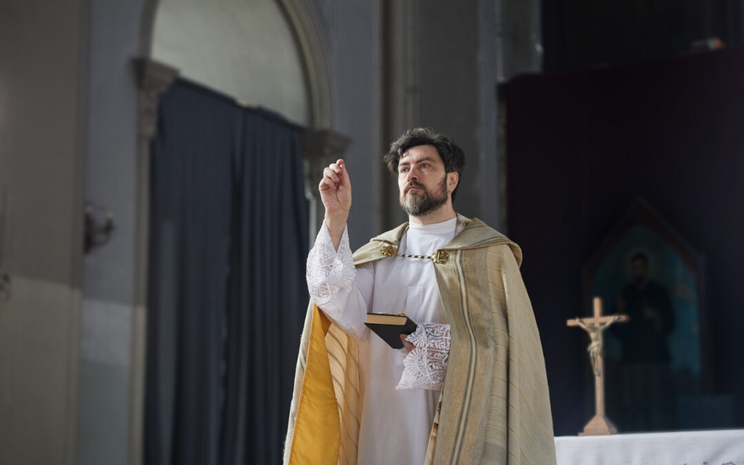 Komplet szat liturgicznych – co powinno znaleźć się w zakrystii parafii